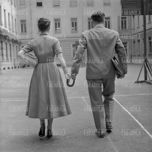 Coppia di studenti si reca agli esami di maturità, Milano, 1956 - Farabola Immagine digitale