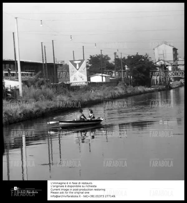 Coppia in barca sul Naviglio Grande, Milano, 1965 - Farabola Immagine digitale