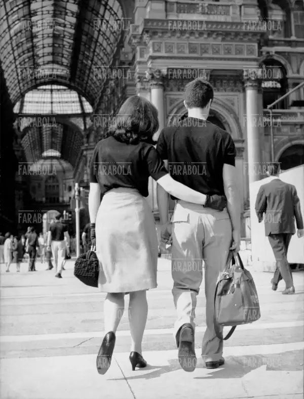 Coppia in piazza del Duomo, Milano, anni 60 - Farabola Immagine digitale