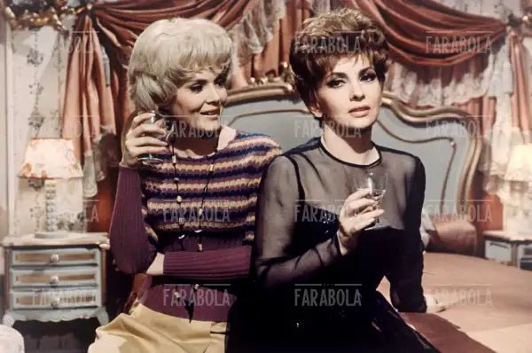 Corinne Marchand e Gina Lollobrigida, Les sultans, 1966 - Farabola Immagine digitale