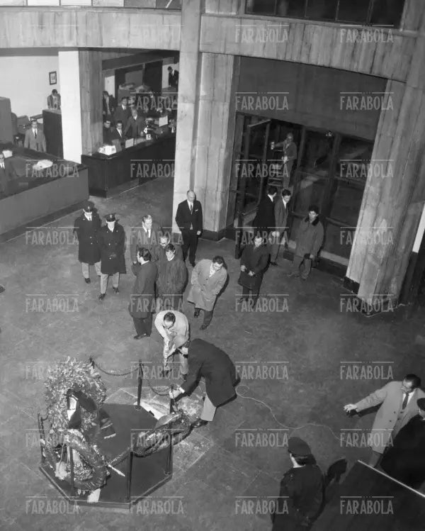Corone in memoria delle vittime di piazza Fontana, Milano, 1969 - Farabola Immagine digitale