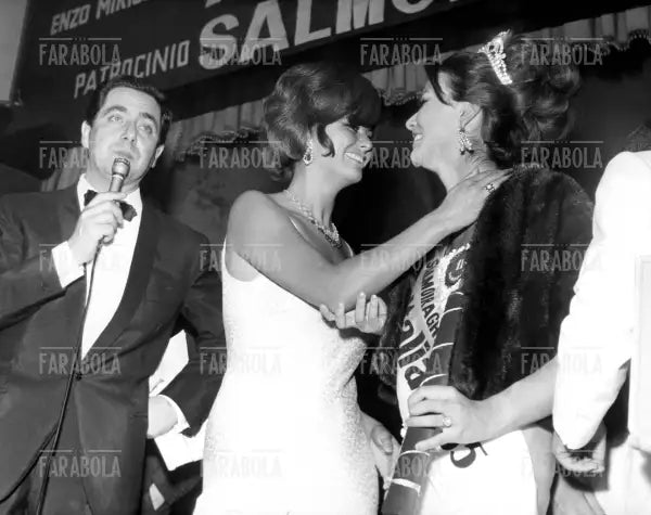 Corrado Mantoni, Claudia Cardinale e Alba Rigazzi, Miss Italia, 1965 - Farabola Immagine digitale