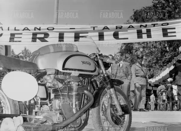 Corsa motociclistica Milano - Taranto, la punzonatura all'Idroscalo, Milano, 1956 - Farabola Immagine digitale