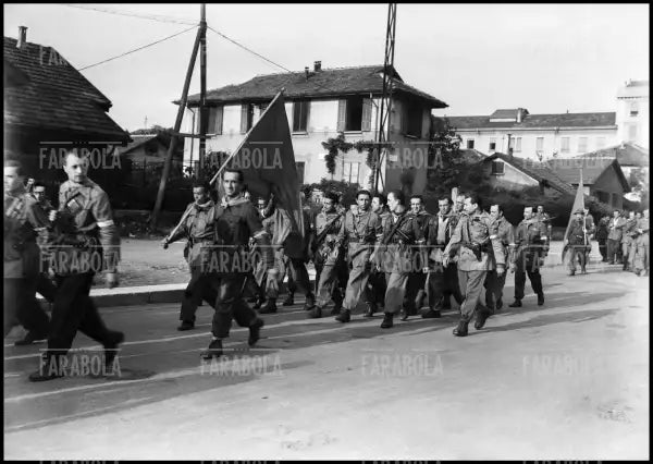 Corteo di partigiani a Milano, 1945 - Farabola Immagine digitale