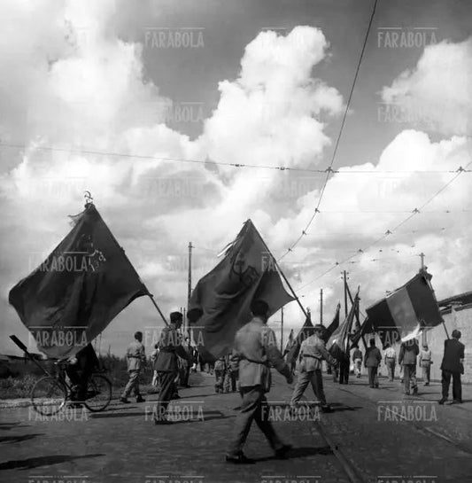 Corteo di partigiani diretto all'Arena Civica, Milano, 1945 - Farabola Immagine digitale