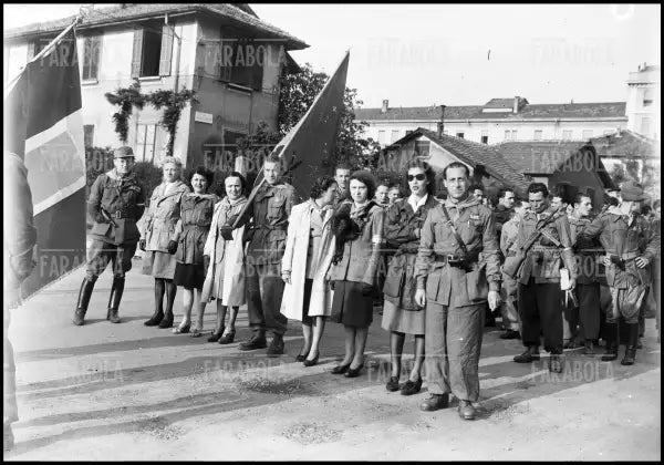Corteo di partigiani in via Tabacchi, Milano, 1945 - Farabola Immagine digitale