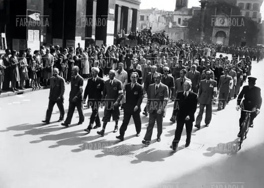 Corteo in corso Matteotti a Milano, 1945 - Farabola Immagine digitale