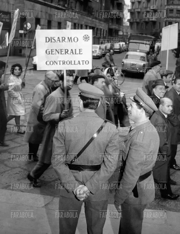 Corteo per la pace, Milano, 1962 - Farabola Immagine digitale