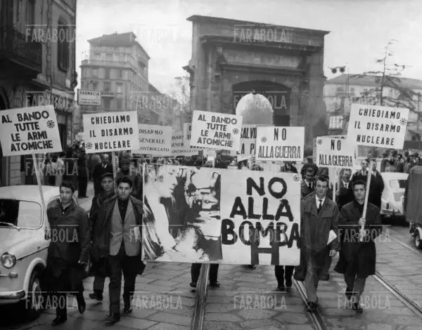 Corteo per la pace, Milano, 1962 - Farabola Immagine digitale