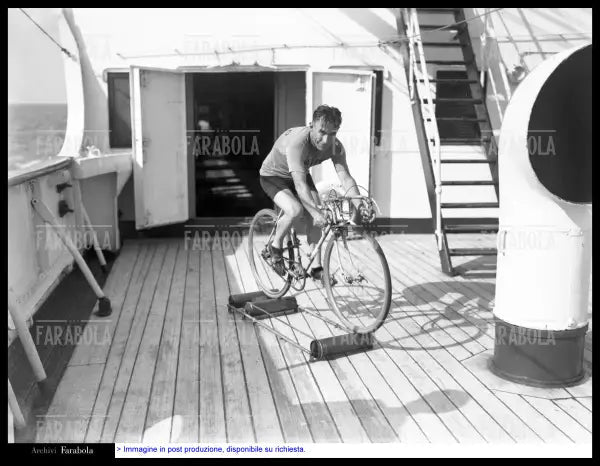 Costante Girardengo si allena a bordo del transatlantico Conte Biancamano, 1932 - Farabola Immagine digitale