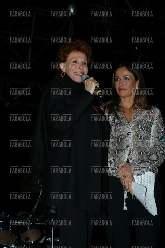 Cristina Parodi e Ornella Vanoni, concerto per l'inaugurazione del grattacielo Pirelli, 2004 - Farabola Immagine digitale
