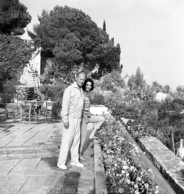 Curd Jurgens con la moglie Simone Bicheron, Saint - Jean - Cap - Ferrat, 1959 - Farabola Immagine digitale