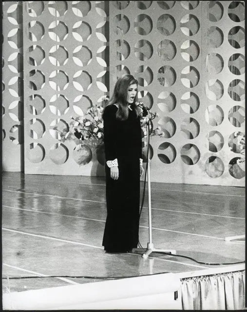 Dalida annuncia Tenco Sanremo 1967 Ft 35755 - Stampa 21x27 cm - Farabola Stampa ai sali d'argento