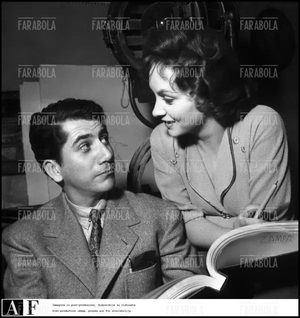 Daniel Gélin e Gina Lollobrigida sul set de La romana, 1954 - Farabola Immagine digitale