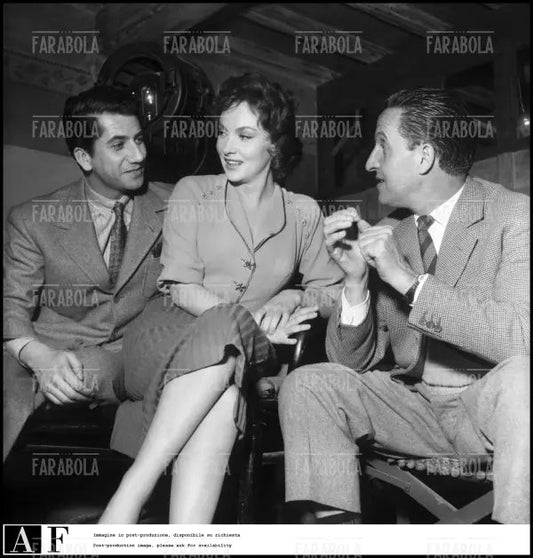 Daniel Gélin, Gina Lollobrigida e Luigi Zampa sul set de La romana, 1954 - Farabola Immagine digitale