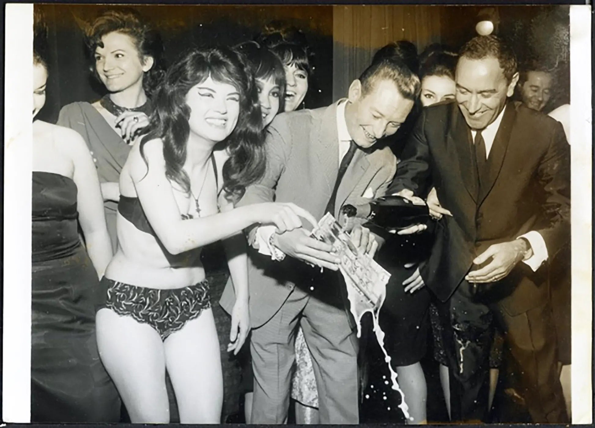 Daniel Roman e una spogliallerista 1963 Ft 36720 - Stampa 13x18 cm - Farabola Stampa ai sali d'argento