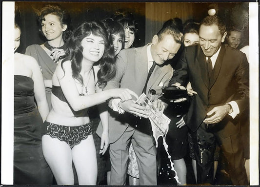 Daniel Roman e una spogliallerista 1963 Ft 36720 - Stampa 13x18 cm - Farabola Stampa ai sali d'argento