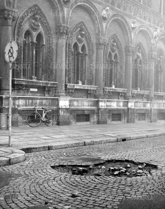 Danni al manto stradale dopo una manifestazione, Milano, anni 70 - Farabola Immagine digitale