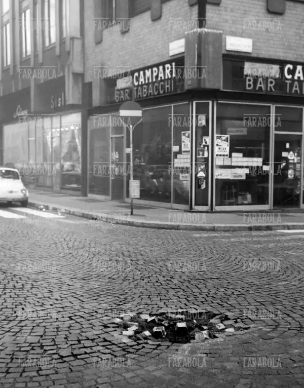 Danni al manto stradale dopo una manifestazione, Milano, anni 70 - Farabola Immagine digitale