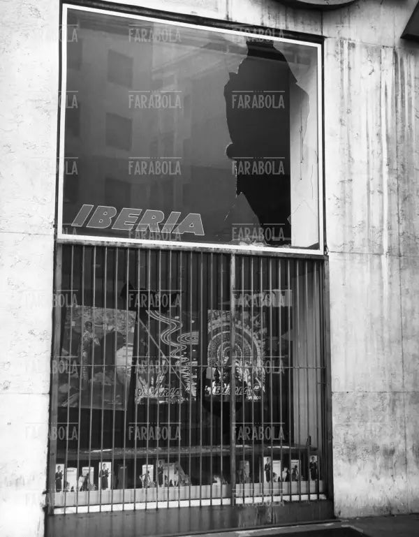 Danni alla sede dell'Iberia dopo una manifestazione, Milano, anni 70 - Farabola Immagine digitale