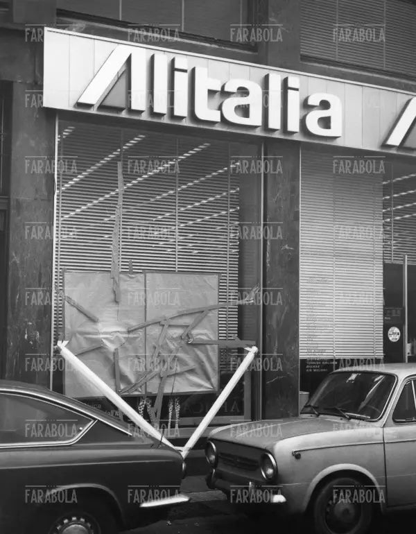 Dannia alla sede dell'Alitalia dopo una manifestazione, Milano, anni 70 - Farabola Immagine digitale