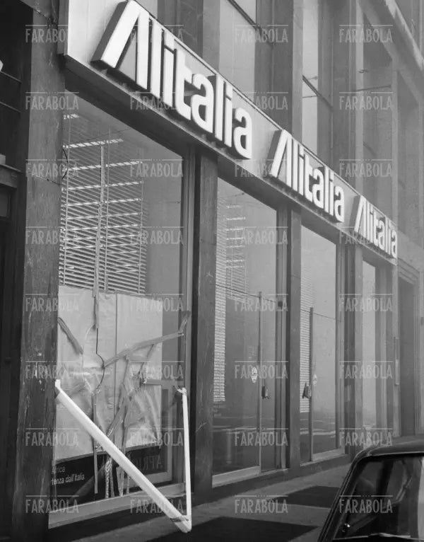 Dannia alla sede dell'Alitalia dopo una manifestazione, Milano, anni 70 - Farabola Immagine digitale