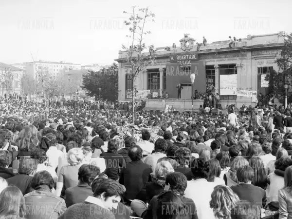Dario Fo durante lo spettacolo Mistero Buffo in piazza, Milano, 1974 - Farabola Immagine digitale
