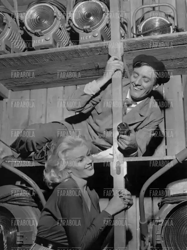 Dario Fo e Franca Rame in una scena del film Lo svitato, 1955 - Farabola Immagine digitale