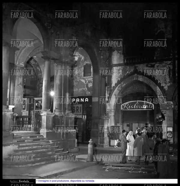 Dario Fo e Franca Rame sul set de Lo Svitato, 1955 - Farabola Immagine digitale