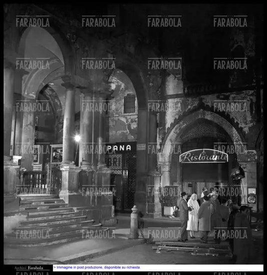 Dario Fo e Franca Rame sul set de Lo Svitato, 1955 - Farabola Immagine digitale