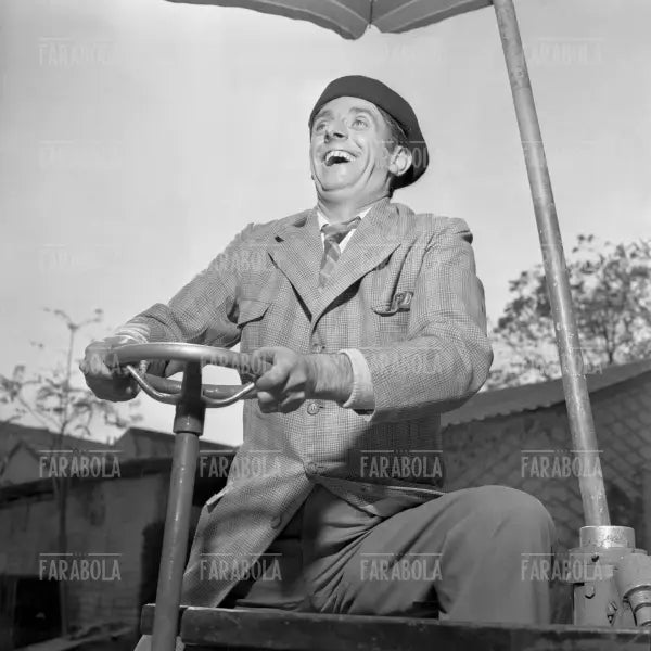Dario Fo sul set del film Lo svitato, 1955 - Farabola Immagine digitale
