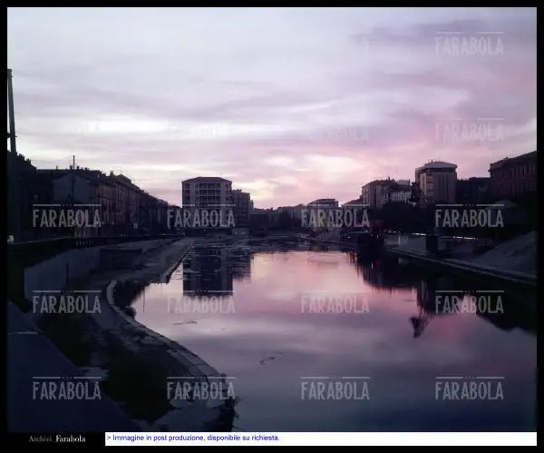 Darsena di Porta Ticinese al tramonto, Milano, anni 60 - Farabola Immagine digitale