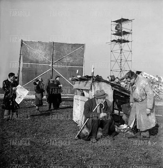 De Sica sul set di Miracolo a Milano, 1950 - Farabola Immagine digitale