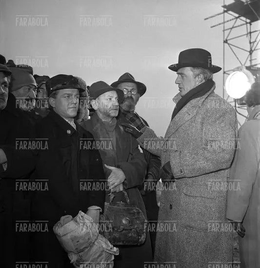 De Sica sul set di Miracolo a Milano, 1950 - Farabola Immagine digitale
