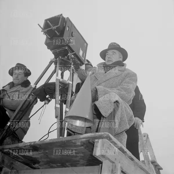 De Sica sul set di Miracolo a Milano, 1950 - Farabola Immagine digitale