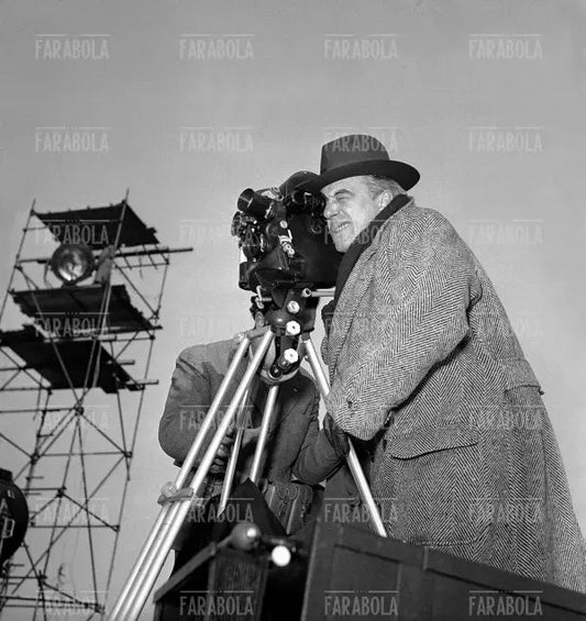 De Sica sul set di Miracolo a Milano, 1950 - Farabola Immagine digitale
