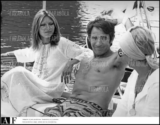 Delia Scala, Alida Chelli e Walter Chiari in barca, Viareggio, 1971 - Farabola Immagine digitale