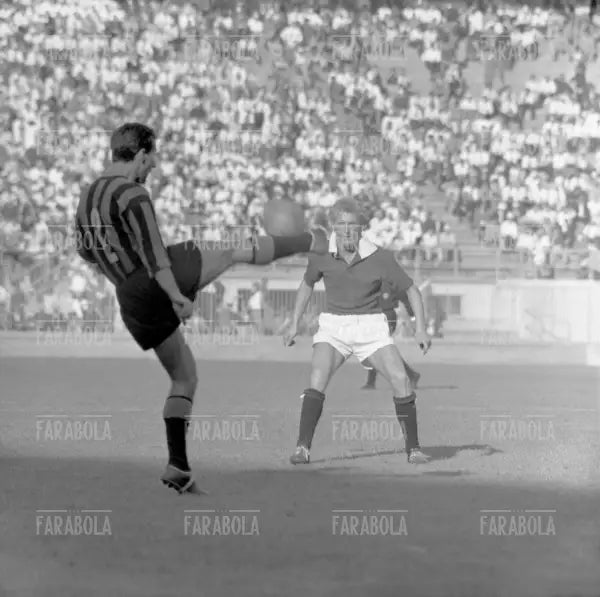 Denis Law in azione, Inter vs Torino, 1961 - Farabola Immagine digitale