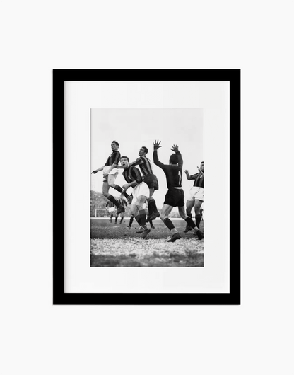Derby di Milano, 1951 — stampa fine art con cornice nera