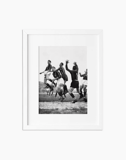 Derby di Milano, 1951 — stampa fine art con cornice bianca