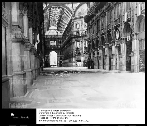 Devastazione in Galleria Vittorio Emanuele II, Milano, 1943 - Farabola Immagine digitale
