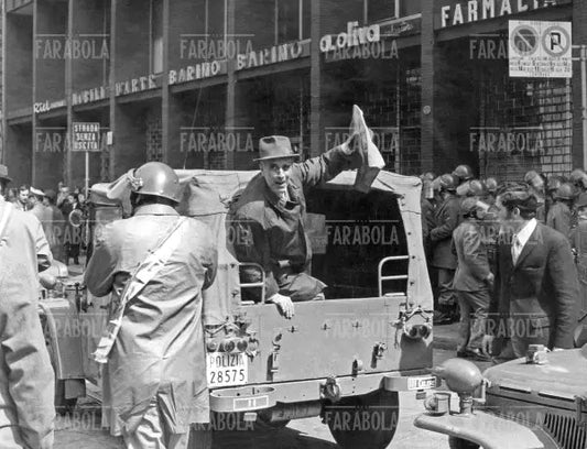 Dimostrante missino fermato al termine del comizio di Almirante, Milano, 1970 - Farabola Immagine digitale