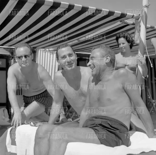 Dino De Laurentis, Alberto Sordi e Paolo Stoppa, Festival di Venezia, 1961 - Farabola Immagine digitale