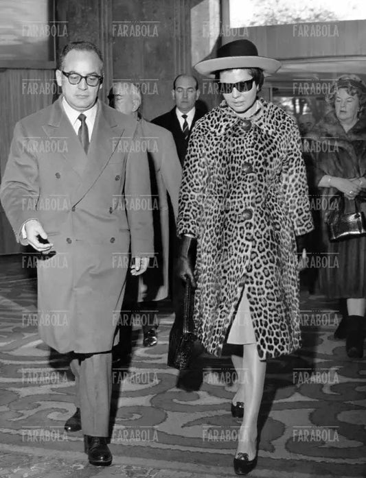 Dino De Laurentis e la principessa Soraya, Milano, 1965 - Farabola Immagine digitale