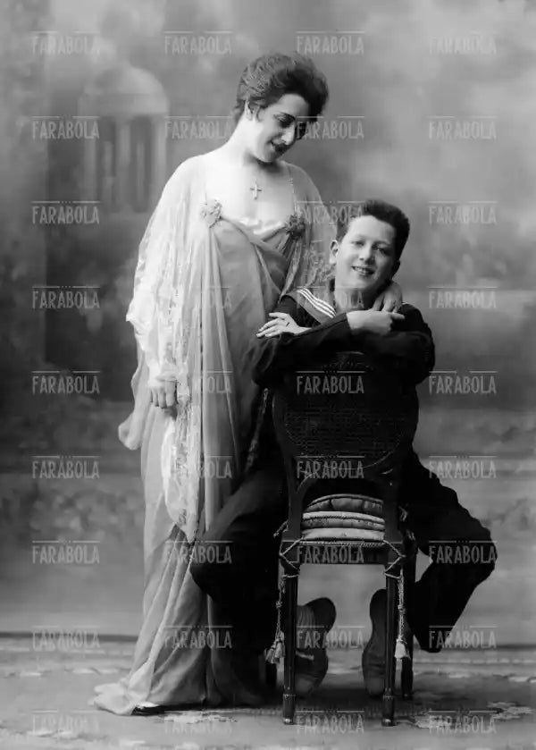 Dino Falconi con la madre Tina Di Lorenzo, 1915 - Farabola Immagine digitale
