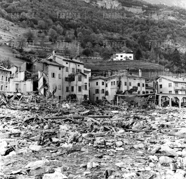 Disastro del Vajont, case distrutte e macerie, 1963 - Farabola Immagine digitale
