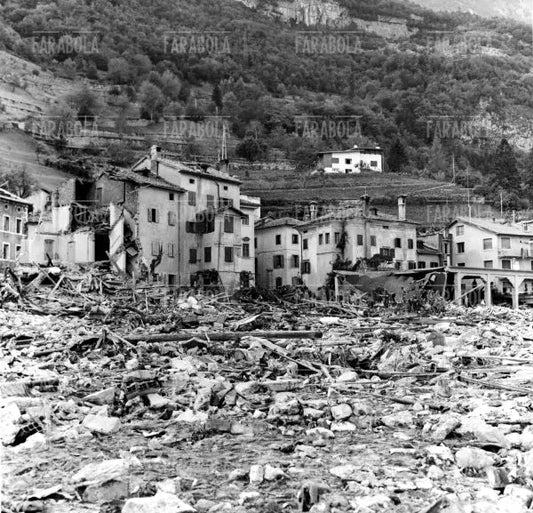 Disastro del Vajont, case distrutte e macerie, 1963 - Farabola Immagine digitale