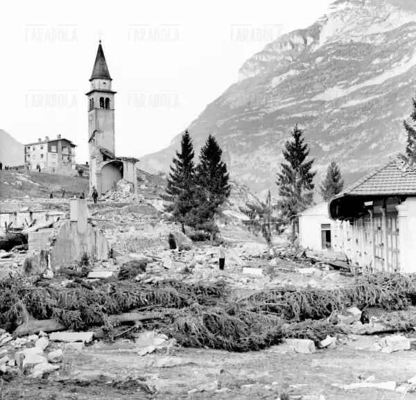 Disastro del Vajont, chiesa e case distrutte, 1963 - Farabola Immagine digitale
