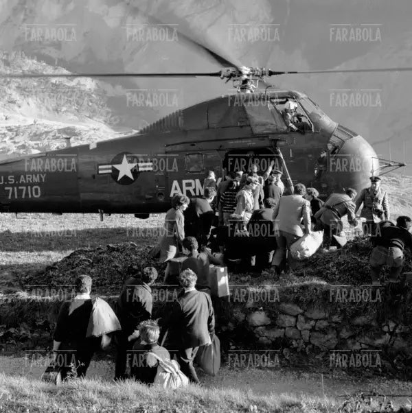 Disastro del Vajont, elicottero americano in soccorso dei sopravvissuti, 1963 - Farabola Immagine digitale