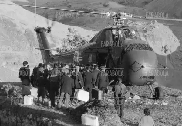 Disastro del Vajont, elicottero americano in soccorso dei sopravvissuti, 1963 - Farabola Immagine digitale